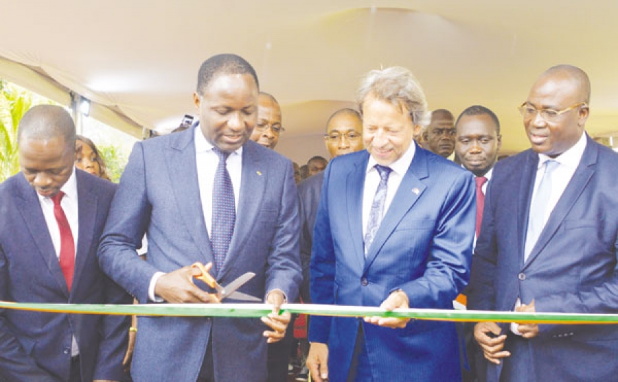Sangafowa Coulibaly (au centre) procède à la coupure du ruban des bâtiments réhabilités de l’Era-Sud de Bingerville.