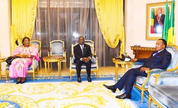 Le Président congolais, Denis Sassou N'Guesso, échangeant avec le président du Sénat ivoirien, Jeannot Ahoussou-Kouadio et l'ambassadeur de la Côte d'Ivoire, Thérèse Yoman N'Dri