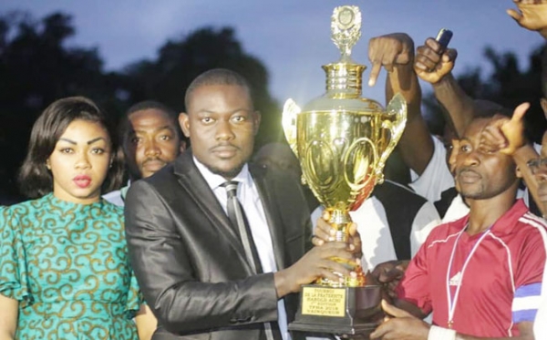 Le capitaine d’Alépé FC recevant son trophée des mains du parrain du tournoi, Harold Achi.
