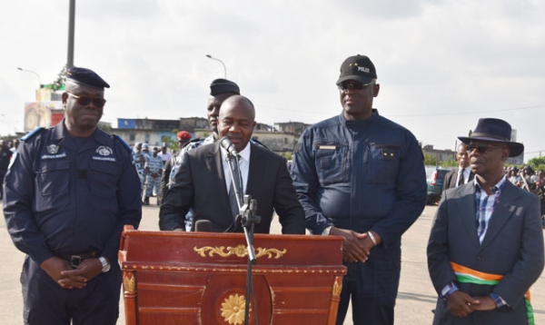 Le ministre Sidiki Diakité (au micro), satisfait de l’initiative des forces de défense et de sécurité.