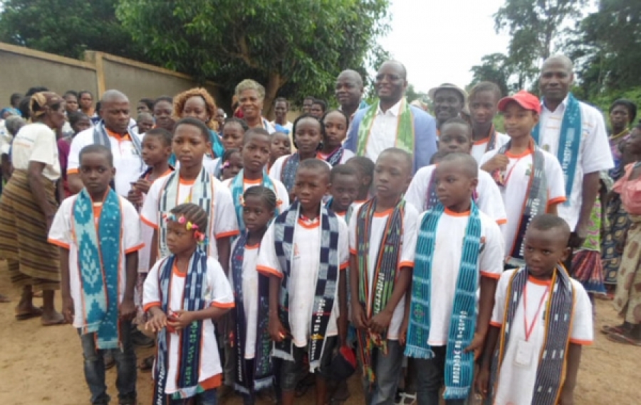 Yao N'Zué Gomo Célestin dit Copress, maire de Botro (En veste bleue claire) entouré des enfants venus de Treichville.