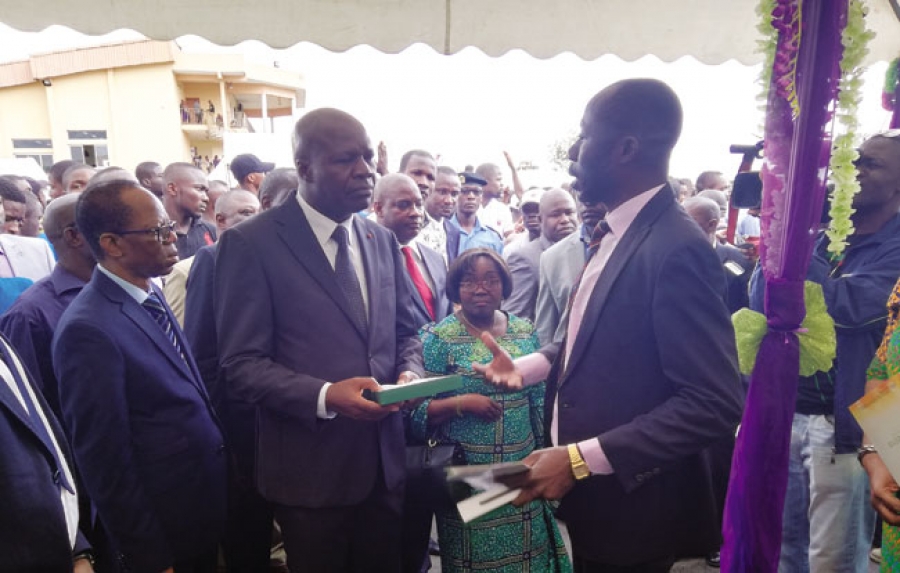 Le ministre Mabri Toikeusse sur le stand de l'Université virtuelle de Côte d'Ivoire.