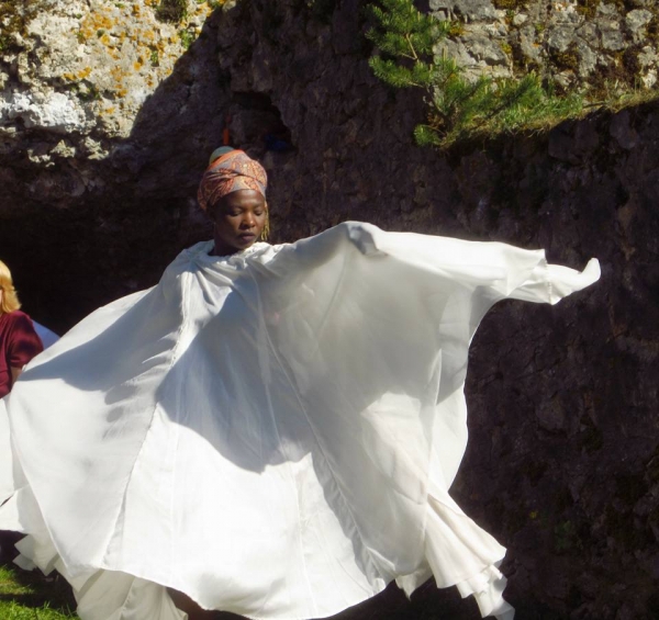 Ange Aoussou-Dettmann, un talent créatif qui a érigé le partage de son savoir et savoir-faire en sacerdoce avec « Un pas vers l’avant ».