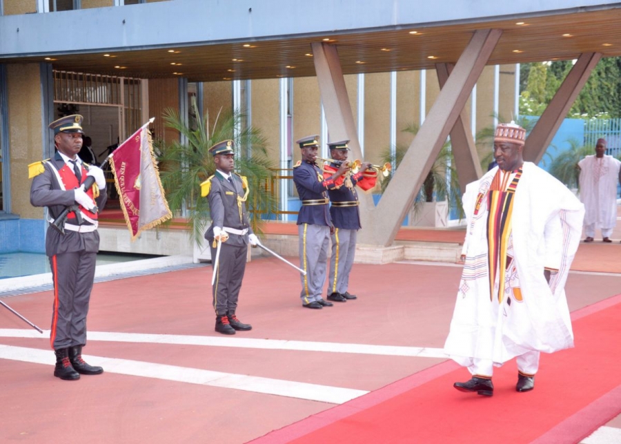 L'ambassadeur Ibrahim Isah recevant les honneurs militaires, lors de la présentation de ses lettres de créance, à Abidjan