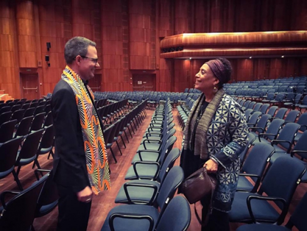 Véronique Tadjo et le compositeur Jérôme Berney, dans l'auditorium Stravinski à Montreux, avant le spectacle Reine Pokou. Tous deux souhaiteraient monter ce spectacle en Côte d'Ivoire
