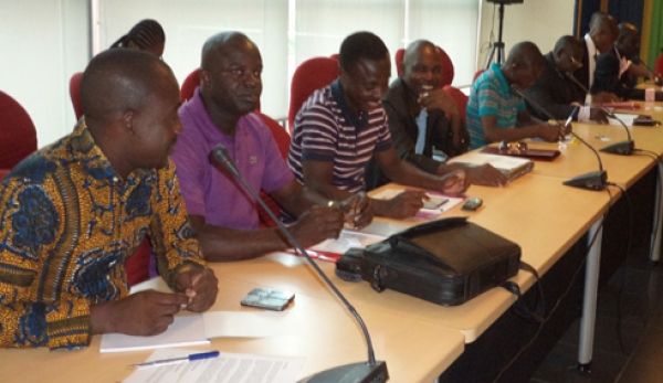 Des participants au séminaire sur la gestion des conflits écoutant les instructions du formateur Koné