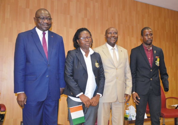 Au nom de la nation, le Premier ministre Kablan Duncan (2e à partir de la droite) a récompensé Fatima Diasso et Kouamé Noumbo.