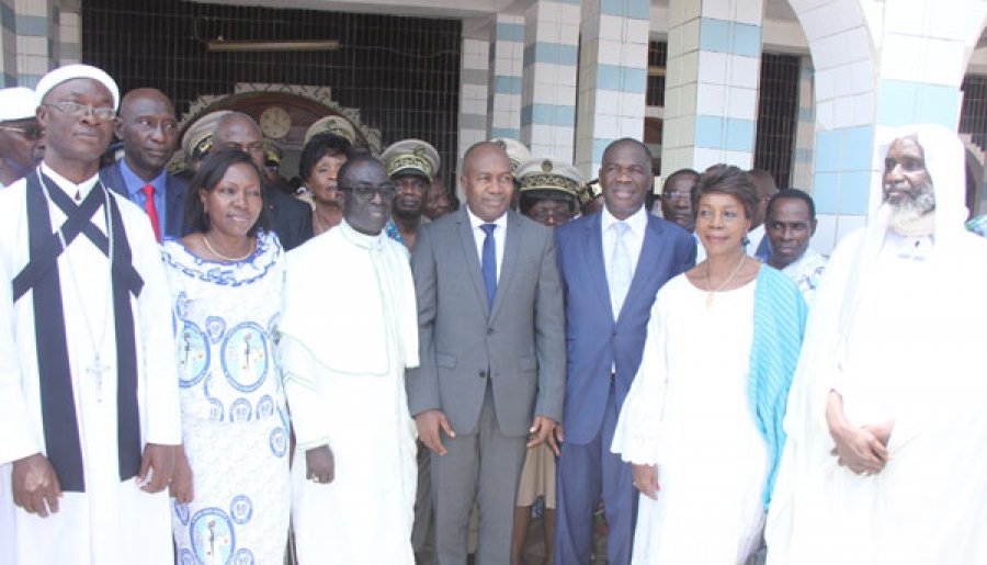 Le ministre Sidiki Diakité représentant le parrain posant avec les autres autorités à la sortie du temple.