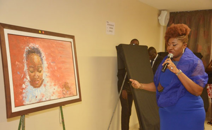 Sonia Kouassi Ahounou expliquant une de ses œuvres sur cette photo