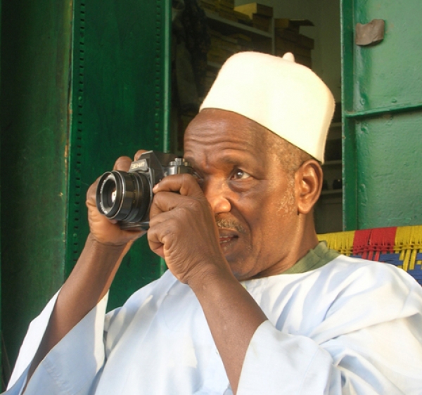 Malick Sidibé chez lui, à Bamako, en octobre 2011. © Olivier Sultan @ Musée des arts derniers