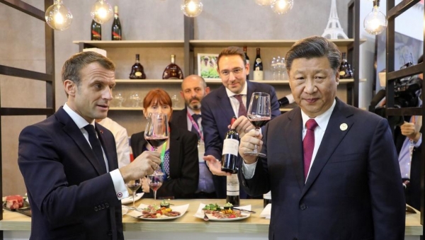 Le président français Emmanuel Macron et son homologue chinois, Xi Jinping, dégustant du vin français à la foire de Shanghai, le 5 novembre 2019.