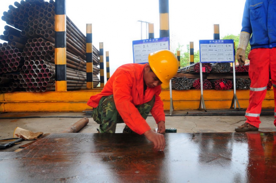 Le chemin de fer Chine-Laos est le premier projet ferroviaire à l'étranger majoritairement investi par la Chine. Exploité en commun etpar la Chine et le Laos, le chemin de fer est relié avec le réseau ferroviaire chinois. Toute la ligne adopte des normes techniques chinoises et utilise des matériels chinois. La photo prise le 13 avril montre un ouvrier travaillant sur une plaque d'acier pour la construction d'un tunnel ferroviaire dans la région montagneuse du Nord du Laos. Photo Xinhua.