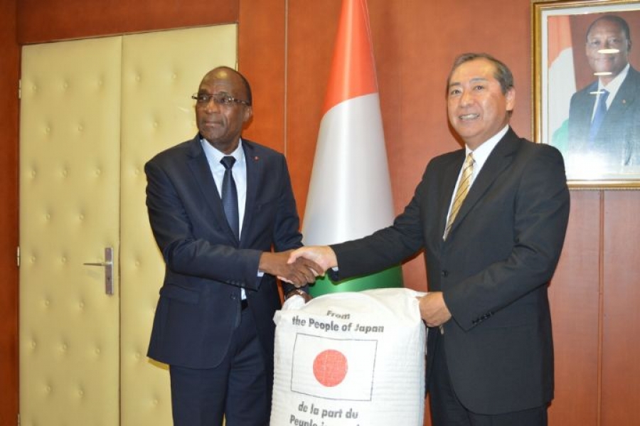 Le ministre de l'Economie et des Finances et l'ambassadeur du Japon