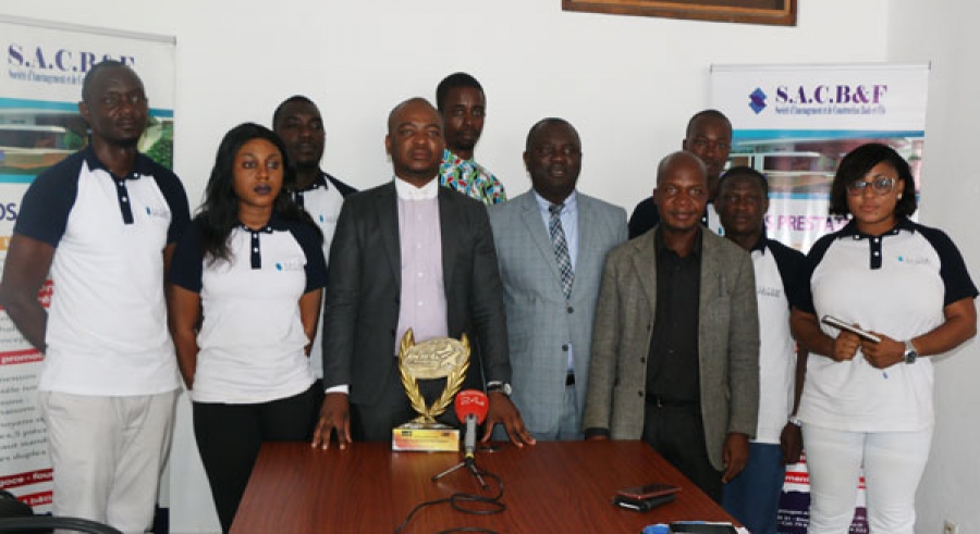 Arsène Badé Konan (3e à partir de la gauche), Dg de la Sacb&f, meilleur jeune entrepreneur des Awards des entreprises, a partagé sa fierté avec ses collaborateurs.