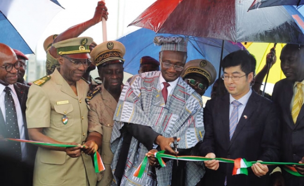 La coupure du ruban lançant l'opérationnalisation du dispositif du scannage du poste frontalier de Ouangolodougou.