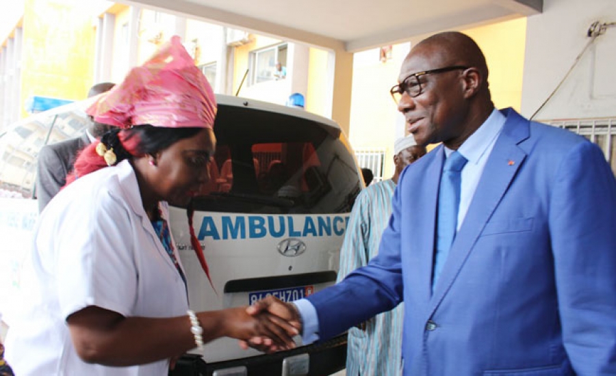 Le maire François Amichia reçoit des félicitations après la remise symbolique d’une ambulance.