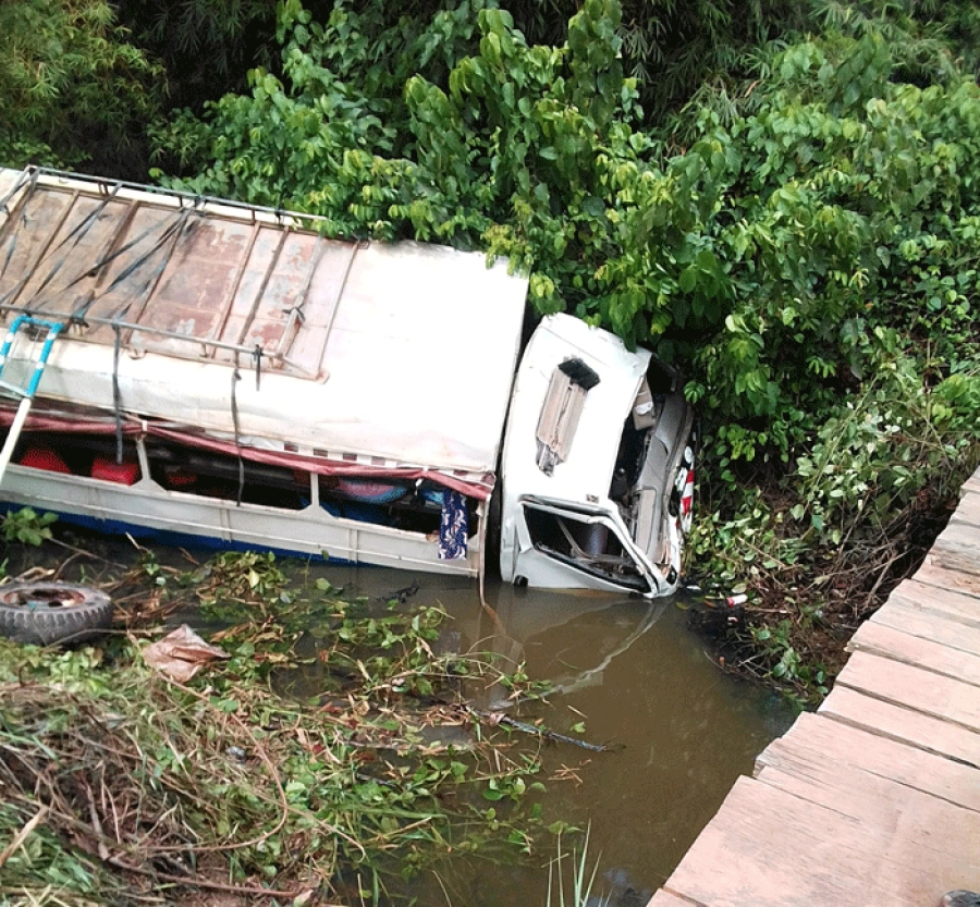 Une image du véhicule qui a plongé dans la rivière