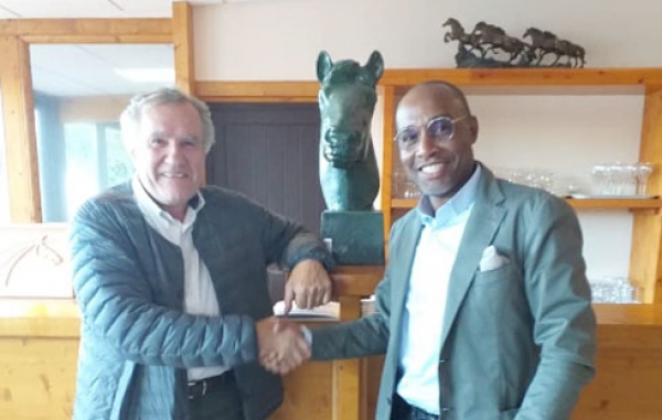 Le président Ouégnin (à droite) et Serge Le Comte, président de la Fédération française d'équitation ont décidé de travailler la main dans la main.