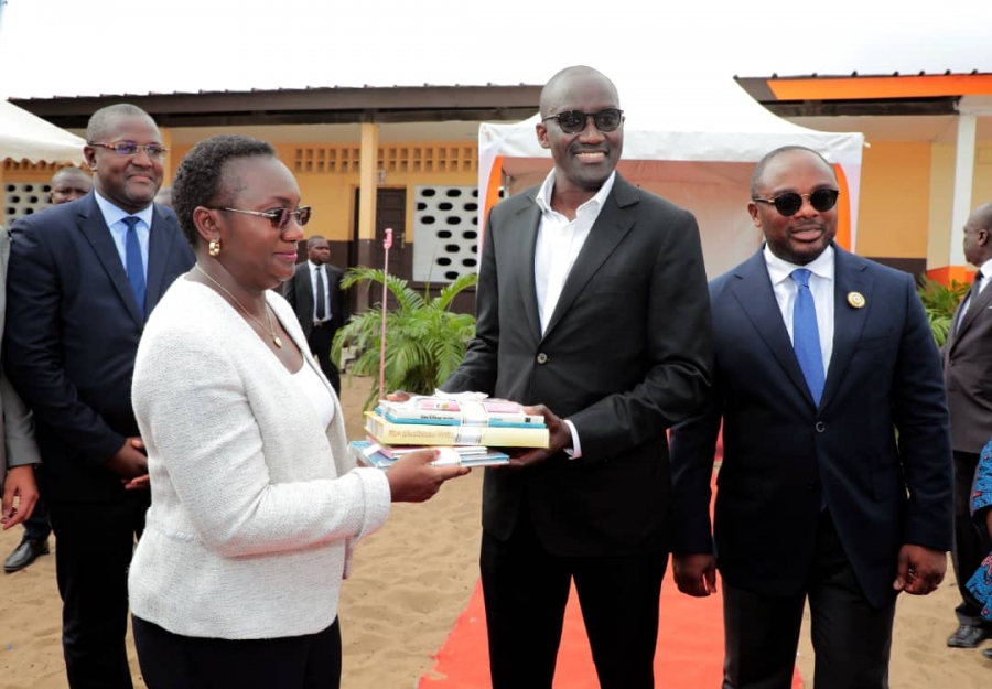 La Directrice générale de Ciprel, Mme Kadidjatou Diallo remettant symboliquement un lot d'ouvrage au ministre Abdourahmane Cissé sous le regard du maire de Port-Bouët, Dr Emmou Sylvestre