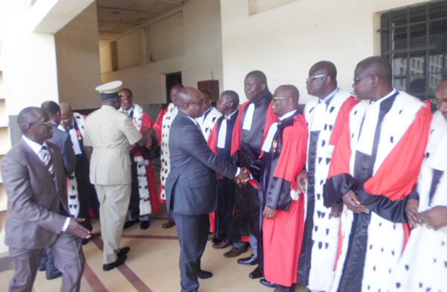 Bernard Kouassi, directeur de cabinet du garde des Sceaux, ministre de la Justice et des Droits de l'homme, félicite les magistrats nouvellement nommés à la Cour d'appel de Bouaké.