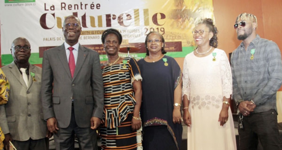 Le ministre Maurice Bandaman a posé avec quelques récipiendaires. 