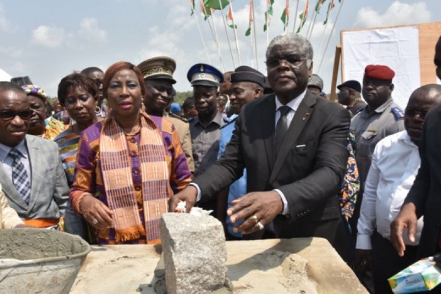 La ministre Kandia Camara et le gouverneur Mambé Beugré procédant à la pose de la première pierre du lycée régional de Bingerville