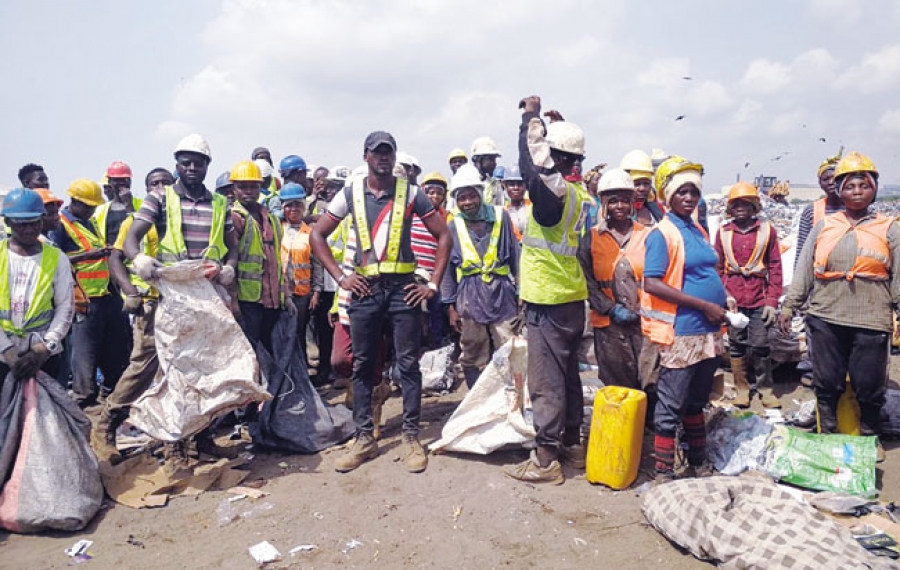 Grâce au projet Pick It, ce sont 370 collecteurs qui parcourent joyeusement les domiciles, les usines, les marchés pour ramasser les déchets plastiques qui leur donnent désormais des ressources financières additionnelles et consistantes.
