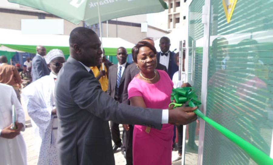 Mme Jacqueline N'Guessan, 3è adjoint au maire de Bouaké, a procédé à l'inauguration de l'agence Orabank sous le regard du directeur de la clientèle de cette banque.