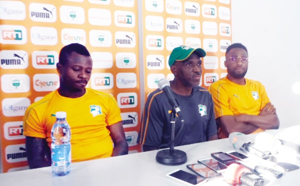 Séri Jean-Michaël et Wilfried Kanon (à droite), aux côtés de leur coach, promettent la victoire aux Ivoiriens, vendredi, contre la Centrafrique.