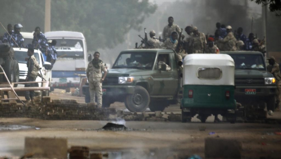 Des forces de l'ordre déployées sur les lieux du sit-in de la contestation à Khartoum au Soudan, le 3 juin 2019.