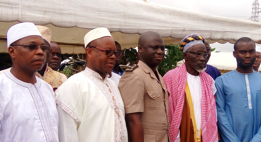 De droite à gauche, le député, l’imam central, le sous-préfet, le maire et le chef du village de Bagba.