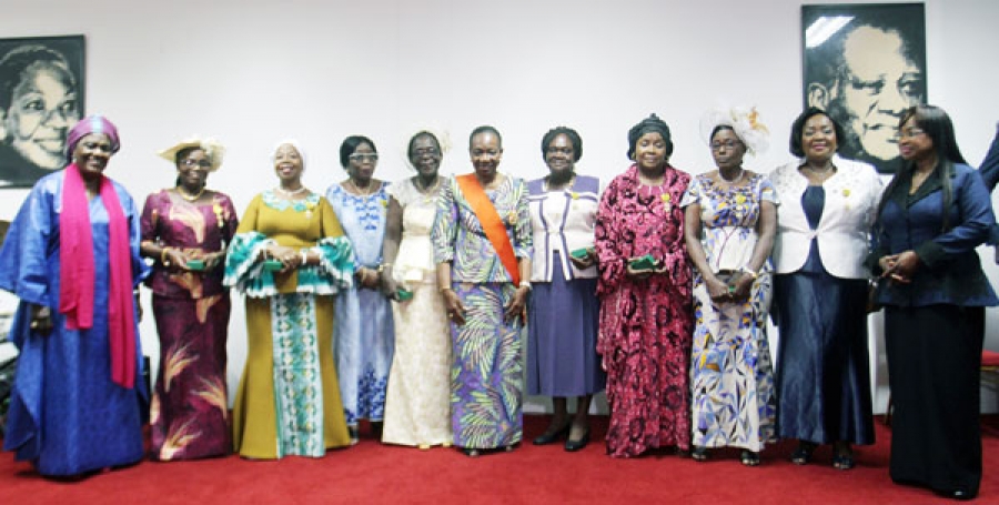 la Grande Chancelière, Mme Henriette Dagri Diabaté, encadrée par les neuf médaillées dans l'Ordre national.