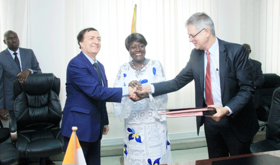 Le ministre de la Solidarité, de la Cohésion sociale et de la Lutte contre la pauvreté, Mariatou Koné, l’ambassadeur allemand, Michaël Grau (documents en main) et le représentant résident du Pnud, Luc-Joël Grégoire, heureux de la signature du mémorandum d’accord.