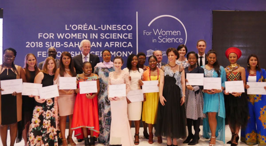 Les 14 femmes scientifiques avec les responsables de la fondation, L’Oreal-Unesco, après leur distinction.