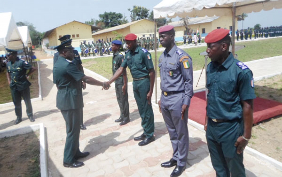 Colonel-major, Zana Traoré, Commandant des écoles et centres de formation félicite chaleureusement les meilleurs élèves de cette 30 è promotion de l'Ensoa.
