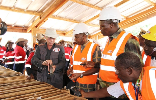 Des échantillons de nickel découverts à 550 m de profondeur présentés aux ministres Jean-Claude Kouassi et Mabri Toikeusse.