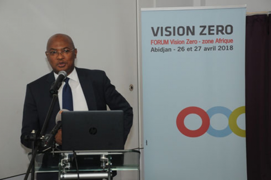Le Directeur général de la CNPS présente la Campagne Zero Vision au public cible (des Entreprises de Côte d’Ivoire, des Partenaires de la Cnps, des Inspecteurs du travail, des Médecins)