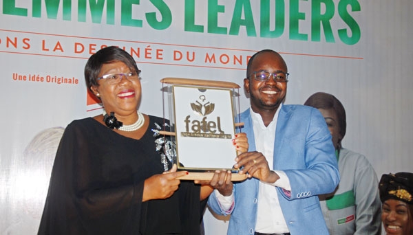 La ministre Euphrasie Yao recevant le prix Fafel Or des mains du promoteur, Cyrille Bado.