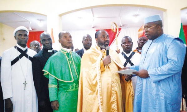 Ouattara Brahima, émissaire du candidat Hamed Bakayoko, reçoit une copie de la motion de prière et de remerciements au chef de l’Etat, des mains du Bishop Mabé Lougah François, président du collectif des confessions religieuses chrétiennes de la Commune d’Abobo.