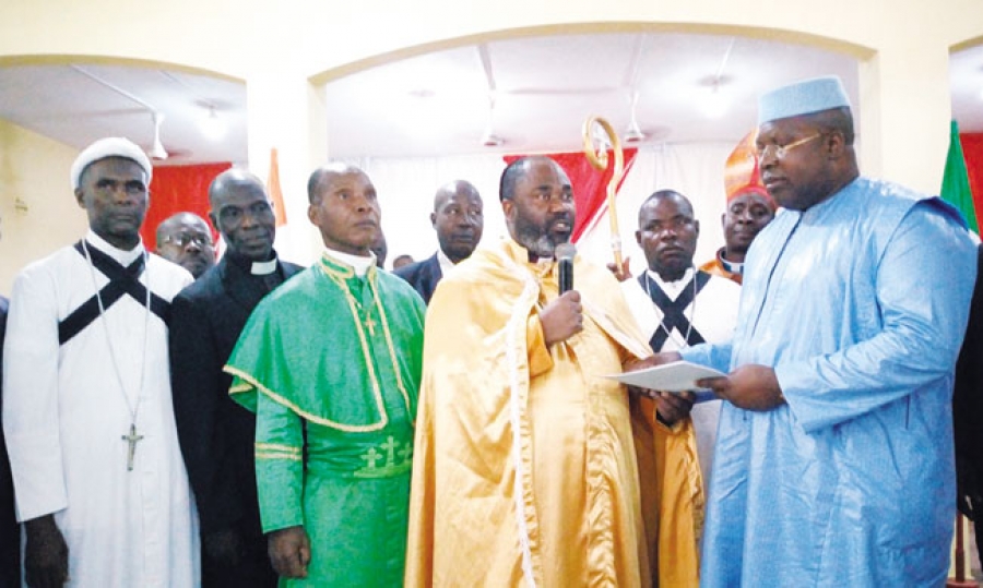 Ouattara Brahima, émissaire du candidat Hamed Bakayoko, reçoit une copie de la motion de prière et de remerciements au chef de l’Etat, des mains du  Bishop Mabé Lougah François, président du collectif des confessions religieuses chrétiennes de la Commune d’Abobo.