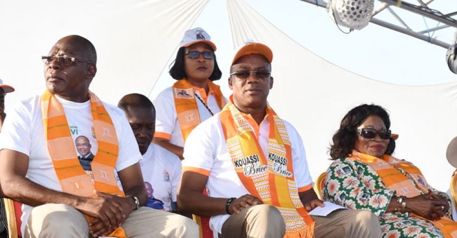 Dr Brice Kouassi (au centre) est le nouveau maire de Didiévi.