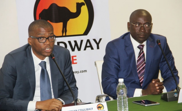De gauche à droite: Tiornan Coulibaly, le directeur général de Leadway Vie et Yéboua Koffi, le directeur retail.