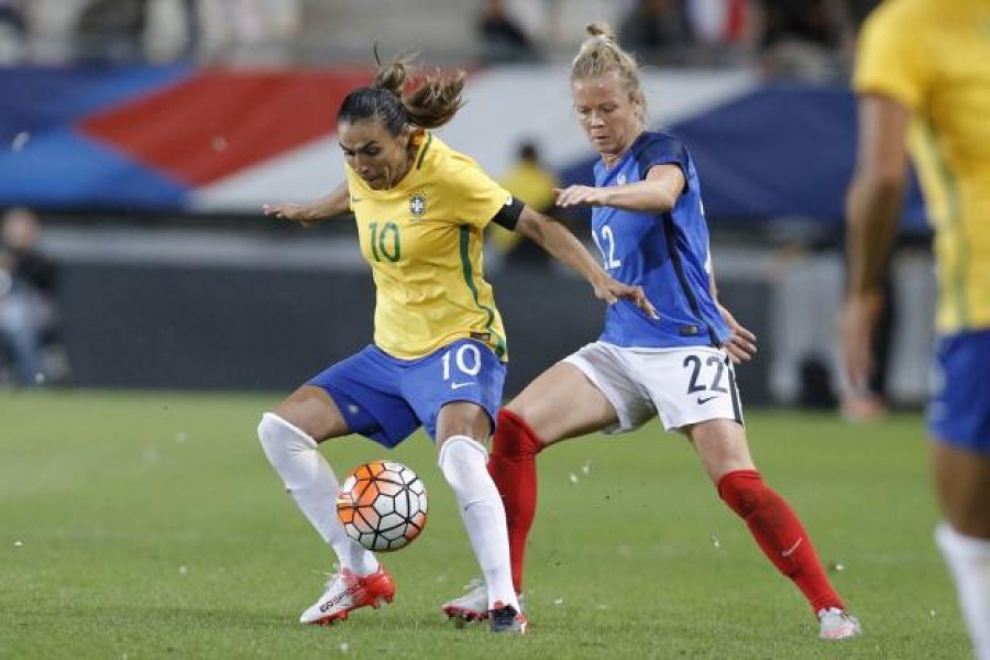 La Brésilienne Marta, élue joueuse de l'année 2018, à la lutte avec la Française Julie Soyer.