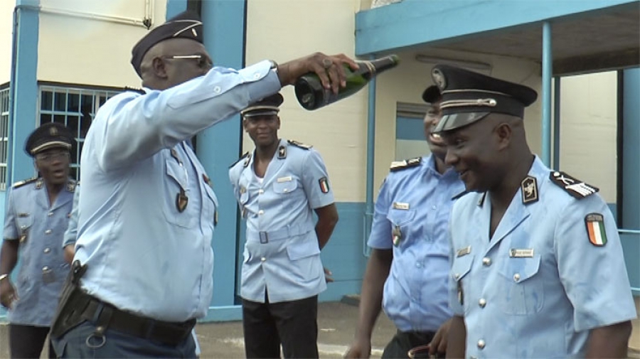Le directeur général de la police nationale, Kouyaté Youssouf, a procédé à l’arrosage des galons.