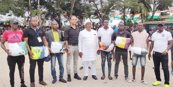 Le ministre Kobenan Kouassi Adjoumani avec les responsables des deux équipes finalistes après la rencontre.