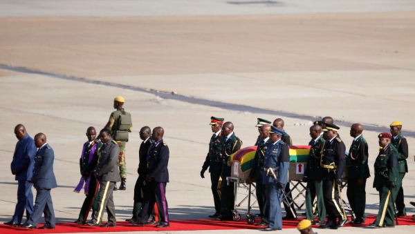 En provenance de Singapour, l'avion spécial transportant le corps du défunt chef de l'État s'est posé dans l'après-midi à l'aéroport de la capitale Harare, qui porte son nom, le 11 septembre 2019.