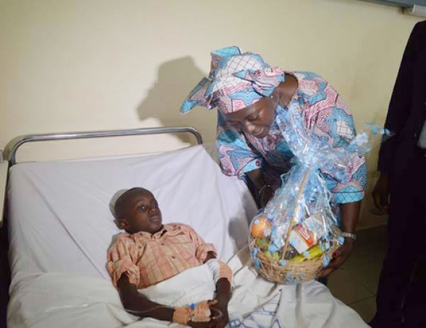 La ministre de la solidarité, de la cohésion sociale et de l’indemnisation des victimes de guerre, Pr Mariatou Koné, était, ce samedi, au centre hospitalier universitaire de Treichville (Chu) au chevet du jeune Kamagaté Ali Dylan