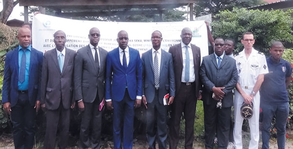 Photo de famille des autorités présentes, après la commémoration de la journée internationale de la protection de la couche d’ozone.