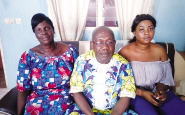 Gbongba Oro Charlène (à l'extrême droite) heureuse de retrouver sa mère et son oncle.