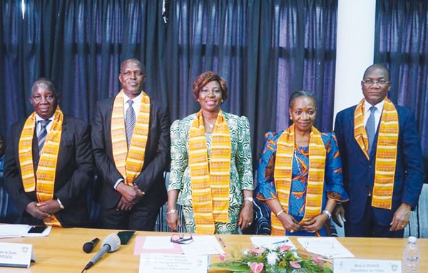 La marraine Henriette Dagri Diabaté entourée des ministres Kandia Camara et Bruno Koné ainsi que du Dr Soro (Sg de ComNat) et Justin Séa (Pdt Ceni Mémo, à l’extrême gauche).